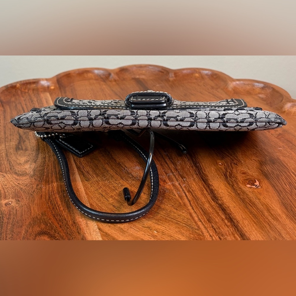 Vintage COACH Signature Soho Black and White Wristlet Clutch EUC - Picture 10 of 16